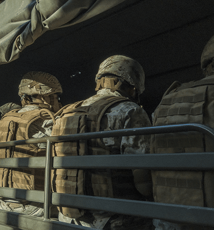 Soldaten in Militärfahrzeug in Tarnkleidung