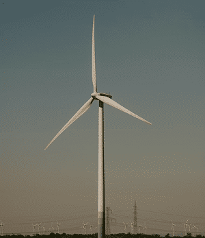 Windkraftanlage in einer Landschaft bei Sonnenuntergang