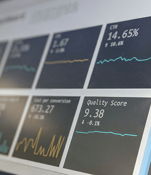 Analysegrafiken mit KPI-Daten auf Bildschirm