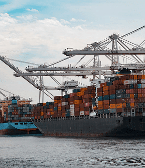 Containerschiffe im Hafen mit Verladekränen